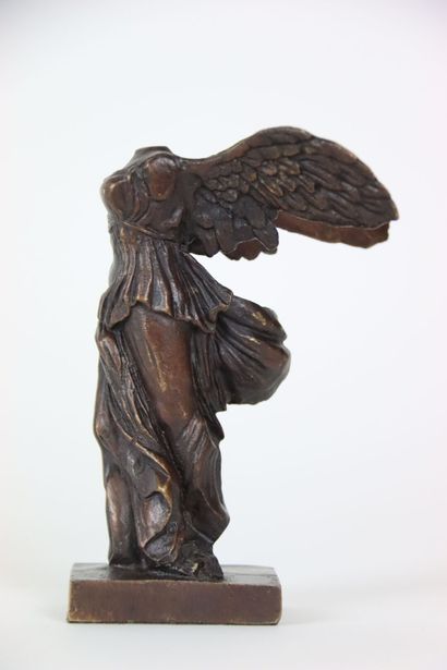 null Bronze subject, modern edition representing the Victory of Samothrace H : 14...