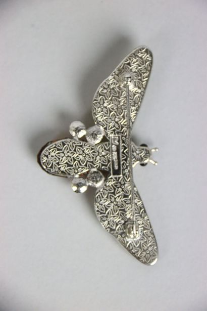 null SWAROVSKY. Broche en cristal et argent représentant une abeille, on joint son...