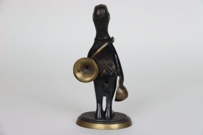 null Bronze statuette representing a DUCK and its hunting horn. Height: 20 cm