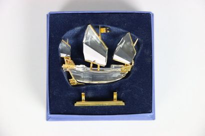 null SWAROVSKY. Crystal subject representing a boat "Memories". Height: 7 cm.