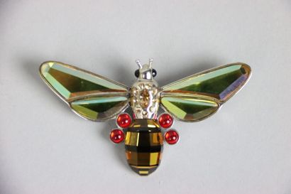 null SWAROVSKY. Brooch in crystal and silver representing a bee, one joined its crystal...