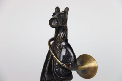null Bronze statuette representing a HORSE and its hunting horn. Height: 22 cm