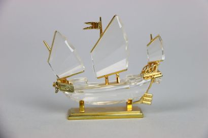 null SWAROVSKY. Crystal subject representing a boat "Memories". Height: 7 cm.