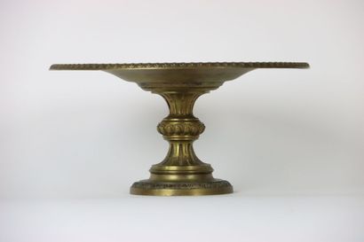 null Large gilt bronze cup on foot decorated with foliage, and in its center of a...