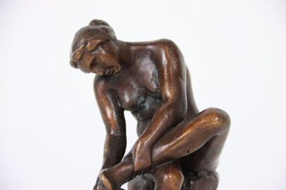 null Subject in bronze, modern edition, representing a woman coming out of the bath...