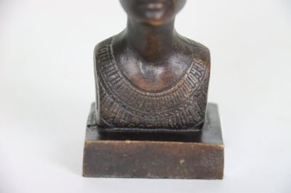 null Bronze subject, modern edition, representing the Queen of ancient Egypt NEFERTITI...
