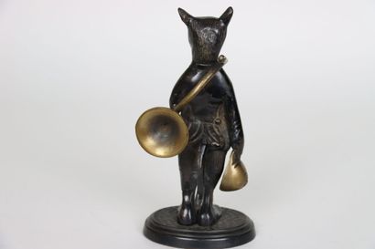 null Bronze statuette representing a fox and his hunting horn. Height: 20 cm