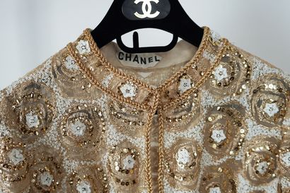 CHANEL Haute Couture X LESAGE Veste, circa 1970

Tulle brodé de sequins blanc et...