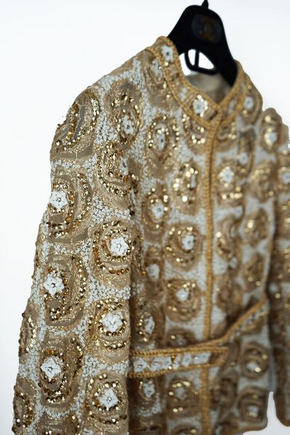 CHANEL Haute Couture X LESAGE Veste, circa 1970

Tulle brodé de sequins blanc et...