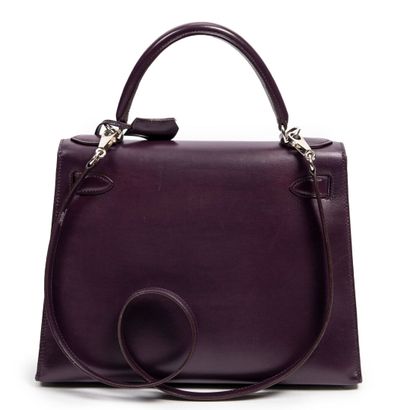 HERMES Sac KELLY SELLIER 28, 2002
Cuir box cassis
Métal argenté palladié
Bandoulière,...