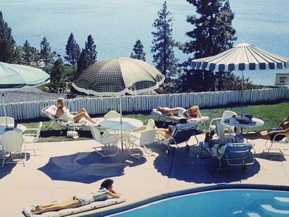 Slim AARONS (1916-2006) "Relaxing at lake tahoe
Edition of the year 2010
Titled and...