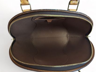Louis VUITTON ELLIPSE bag, 1998
Monogram canvas, natural leather
Gilded brass 
40...