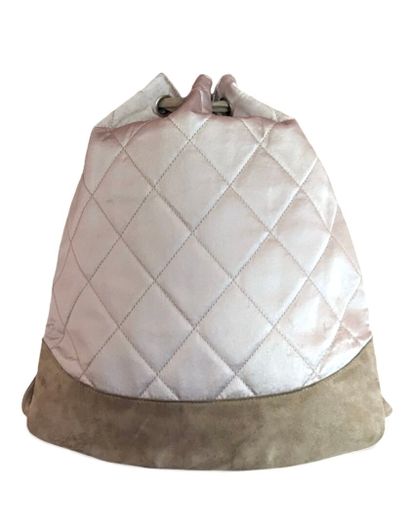 CHANEL par Karl LARGERFELD (1983-2019) Clutch bag, 2000-2002
Pink satin, reversed...