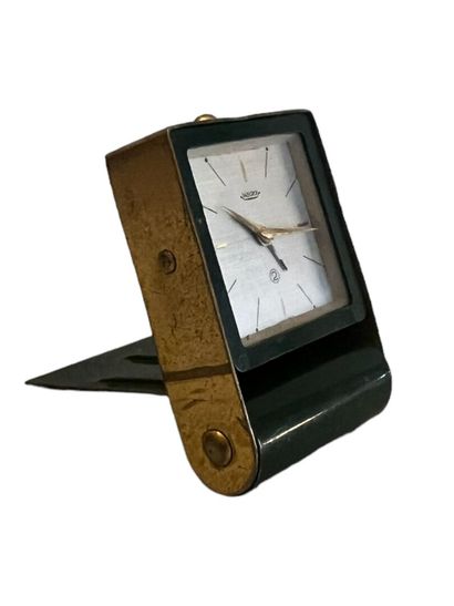JAEGER Travel clock, circa 1950
Green and gilt metal
Engine-turned back
Mobile hinge...