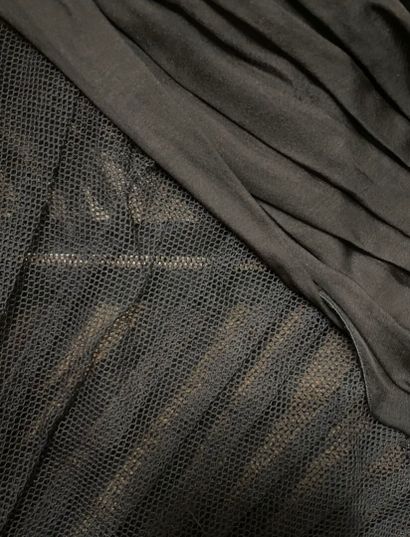 VALENTINO Dress 
Black silk, satin and viscose
8
Length: 90 cm (approx.)
Shoulder...