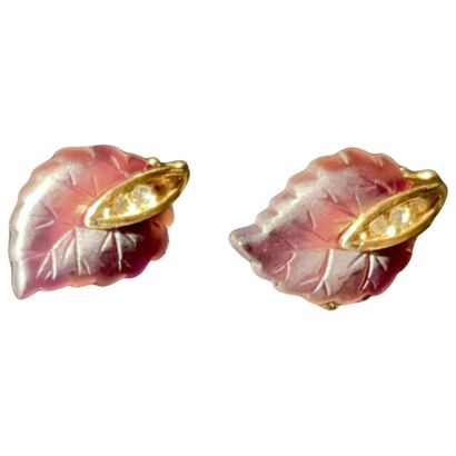 CHRISTIAN DIOR Pair of "foliage" ear clips
Gold-plated metal
Translucent rhinestones
Wine-red...