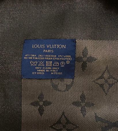Louis VUITTON MONOGRAM SHINE shawl
Silk, wool and metallic fibers 
142 x 142 cm 

Brand...