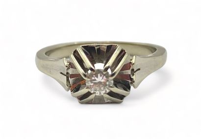 null 18k (750) white gold ring set with a small diamond, circa 1950.
TDD : 51
Gross...
