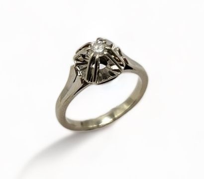 null 18k (750) white gold ring set with a small diamond, circa 1950.
TDD : 51
Gross...