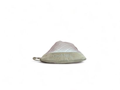 CHANEL par Karl LARGERFELD (1983-2019) Clutch bag, 2000-2002
Pink satin, reversed...