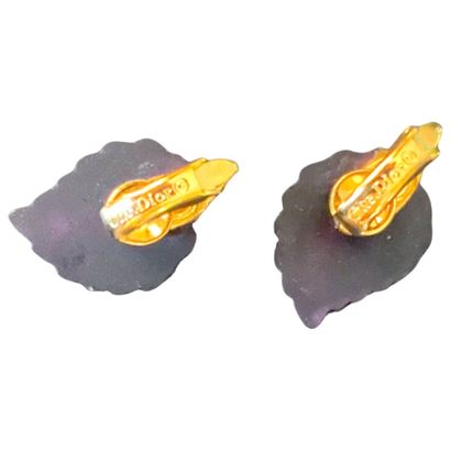 CHRISTIAN DIOR Pair of "foliage" ear clips
Gold-plated metal
Translucent rhinestones
Wine-red...