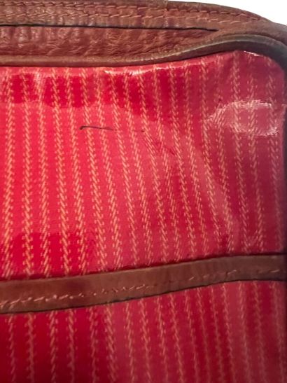 FENDI Bag
Leather, red canvas
Canvas
20 x 17 x 5 cm

Used condition (rubbed corners,...
