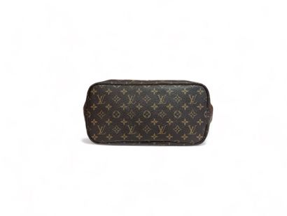 Louis VUITTON NEVERFULL MM bag, 2014
Monogram canvas and natural leather 
Gilded...