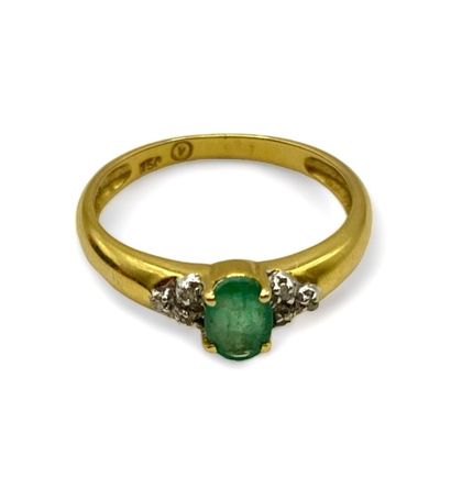null Ring in 18k (750) yellow gold with a central emerald flanked by small diamonds.
TDD...