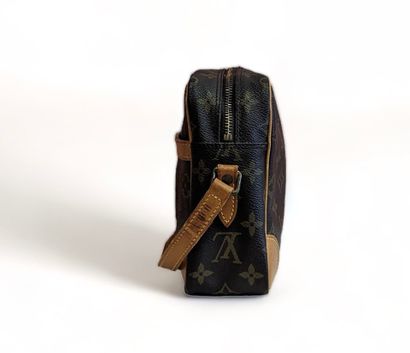 Louis VUITTON TROCADERO bag, circa 2000
Monogram canvas, natural leather
Gold-plated...
