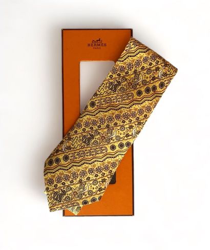 HERMES Tie
Yellow silk twill decorated with geese, foxes and geometric motifs
Original...