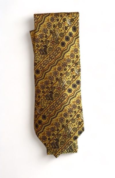 HERMES Tie
Yellow silk twill decorated with geese, foxes and geometric motifs
Original...
