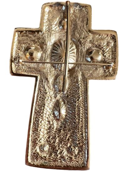 Christian DIOR Boutique Important pendentif "croix"
Métal doré pavé de strass translucides
Strass...
