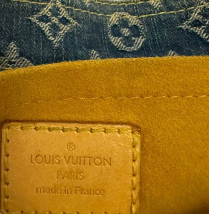 Louis VUITTON Flat bag, 2006 
Monogram denim canvas and natural leather
Gilded metal...