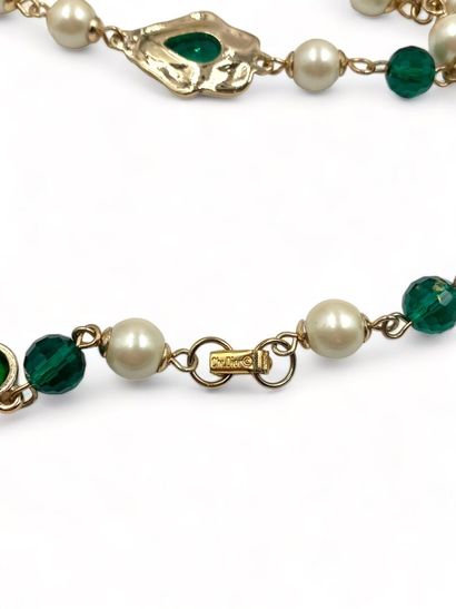 Christian DIOR Long necklace, circa 1970
Gilded metal
Pearly beads
Green glass beads...