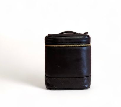 CHANEL par Karl LAGERFELD (1983-2019) Toiletry bag/ Vanity, circa 1990
Brown leather...
