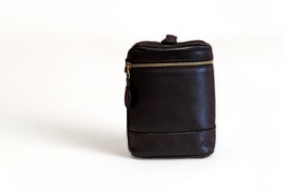 CHANEL par Karl LAGERFELD (1983-2019) Toiletry bag/ Vanity, circa 1990
Brown leather...