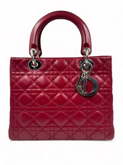 Christian DIOR Sac LADY DIOR, 2007
Cuir matelassé rouge 
Métal doré 
24,5 x 20,5...