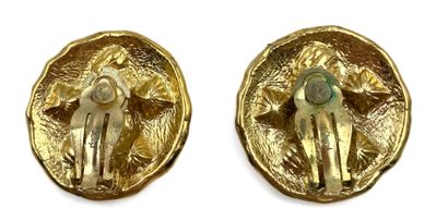 Yves SAINT LAURENT Pair of ear clips, circa 1990
Gold-plated metal and green rhinestones
Diameter:...