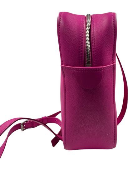 BALENCIAGA TRIANGLE DUFFLE bag
Pink leather 
Silver metal 
32 x 18 x 9 cm

Brand...