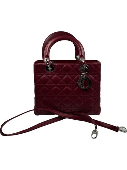 Christian DIOR Sac LADY DIOR, 2007
Cuir matelassé rouge 
Métal doré 
24,5 x 20,5...