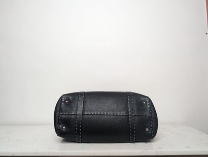 FENDI LINDA GM bag
Black grained leather 
Silver metal
Dustbag (non-original dustbag)
34...