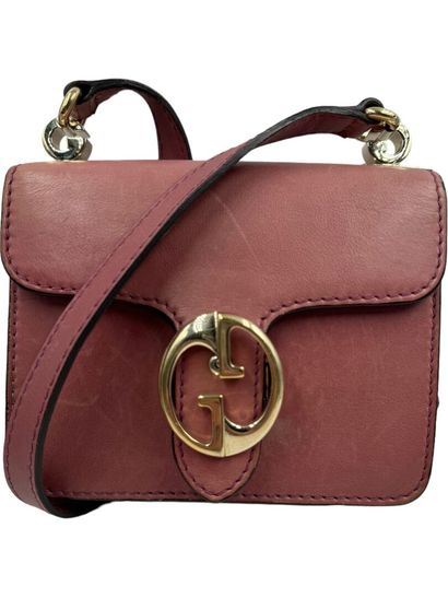 GUCCI INTERLOCKING bag 
Pink leather 
Gold metal 
Adjustable shoulder strap
18 x...