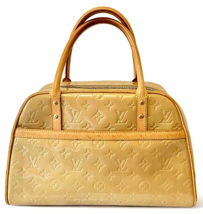 Louis VUITTON Bowling bag, 24 heures, 2001
Beige patent leather Monogram
Gold-plated...