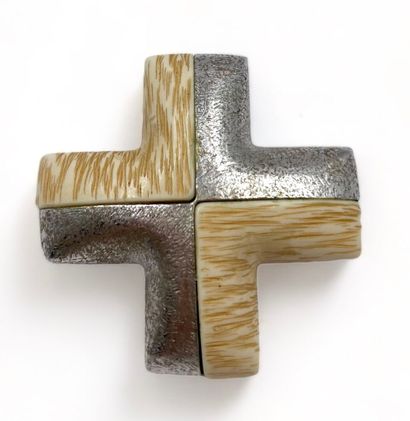 Yves SAINT LAURENT Cross" pendant brooch, circa 1990
Silver-plated metal
Imitation...