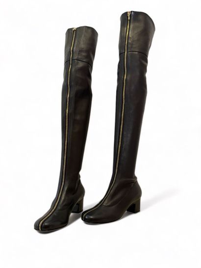 CHANEL par Karl LAGERFELD (1983-2019) Pair of thigh-high boots
Black leather 
Size...