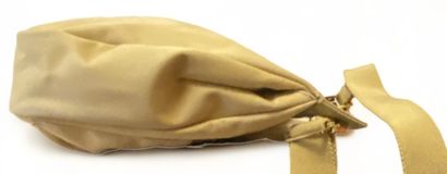 GUCCI Messenger bag 
Cream cotton canvas
Gold-plated metal 
Adjustable shoulder strap
30...