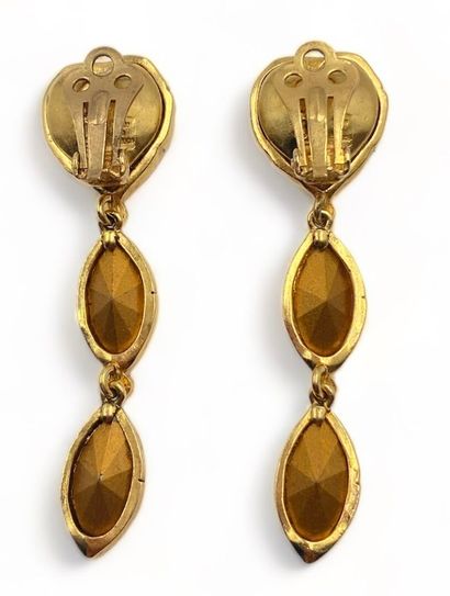 Yves SAINT LAURENT Pair of ear clips with tassel, circa 1990
Gold-plated metal
Translucent...