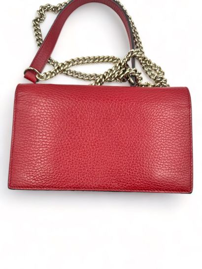 GUCCI INTERLOCKING companion pouch
Red grained metal
Gold-plated metal 
Removable...