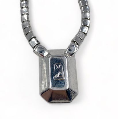 Yves SAINT LAURENT Necklace, circa 1970
Silver-plated metal
Translucent rhinestones...