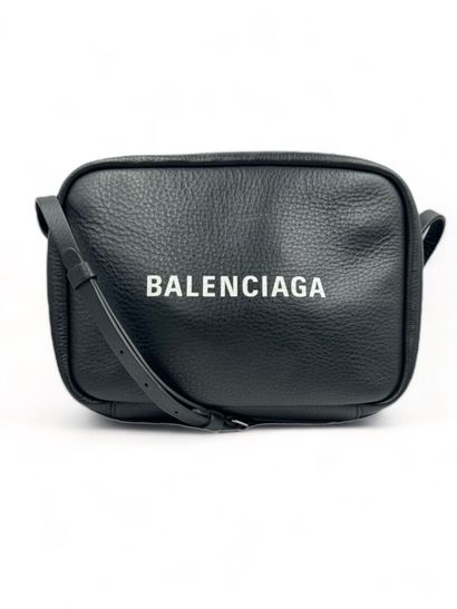 BALENCIAGA EVERYDAY bag 
Black grained leather
Silver metal 
22 x 16.5 x 5 cm

n...